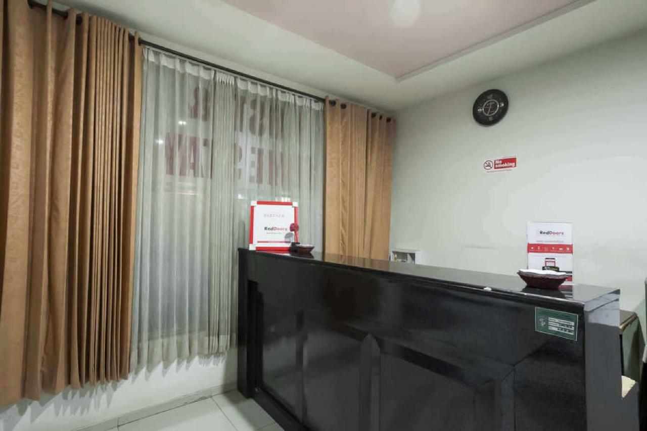 Reddoorz @ Panglima Sudirman Hotell Surabaya Exteriör bild